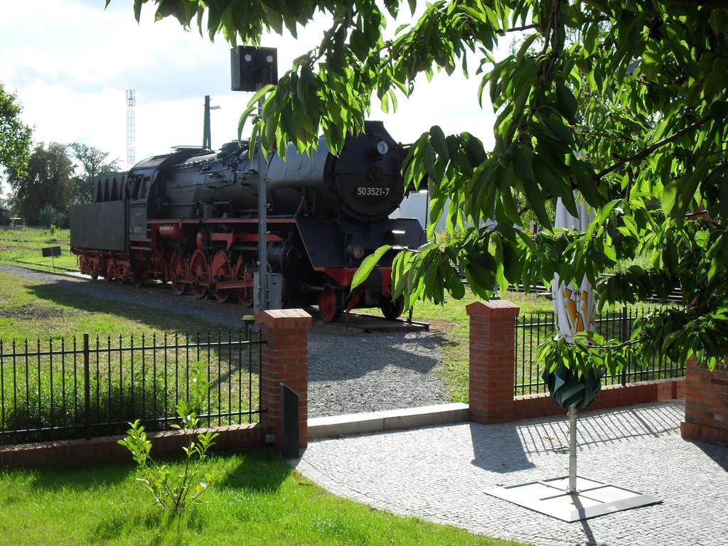 Eisenbahnromantik Hotel Meyenburg  Buitenkant foto